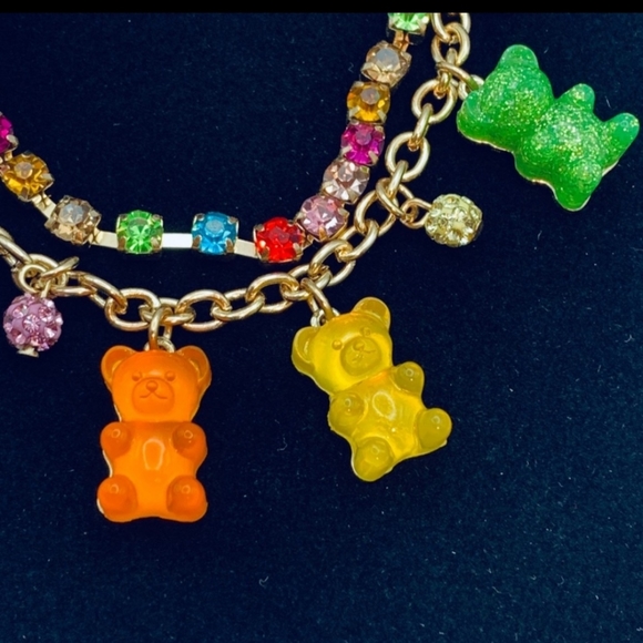 ❤️❤️Sold❤️❤Betsey Johnson Gold Tone Gummy Bear Crystal Accent Charm Bracelet NWT - Picture 2 of 6